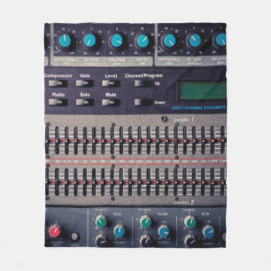 Många knappar på en ljud-mixer i en inspelningsstu fleecefilt