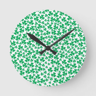 Många Shamrocks Rund Klocka