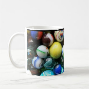 Mängder av färgstarka kulor kaffemugg