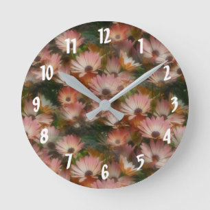 Mängder av Rosa African Daisy Flowers Rund Klocka