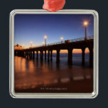 Manhattan Beach pir på solnedgången, Kalifornien Julgransprydnad Metall<br><div class="desc">AssetID: 131374308/{jumper}/Manhattan Beach pir på solnedgången,  Kalifornien</div>