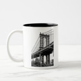 Manhattan Bridge i Black & White Två-Tonad Mugg