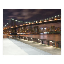 Manhattan Bridge och NYC Skyline