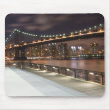 Manhattan Bridge och NYC Skyline