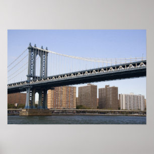 Manhattan Bridge som spänner över East River Poster
