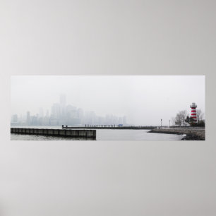 Manhattan horisont i dimma med fyren poster