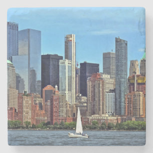 Manhattan NY - Segelbåt av Manhattan Skyline Stenunderlägg
