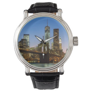 Manhattan och Brooklyn Bridge vid dusk Armbandsur