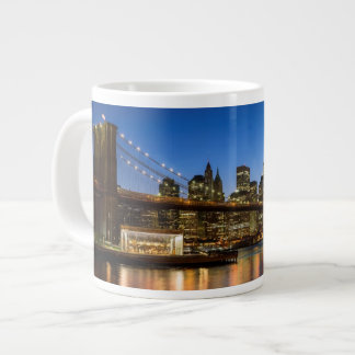 Manhattan och Brooklyn Bridge vid dusk Jumbo Mugg