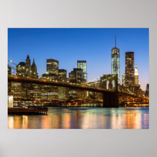 Manhattan och Brooklyn Bridge vid dusk Poster