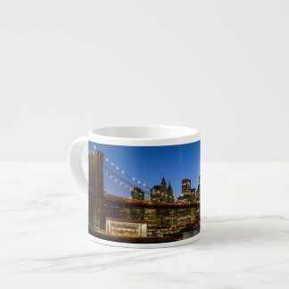 Manhattan och Brooklyn överbryggar på skymningen Espressomugg