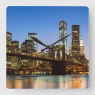 Manhattan och Brooklyn överbryggar på skymningen Fyrkantig Klocka