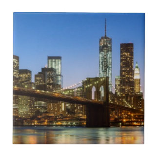 Manhattan och Brooklyn överbryggar på skymningen Kakelplatta