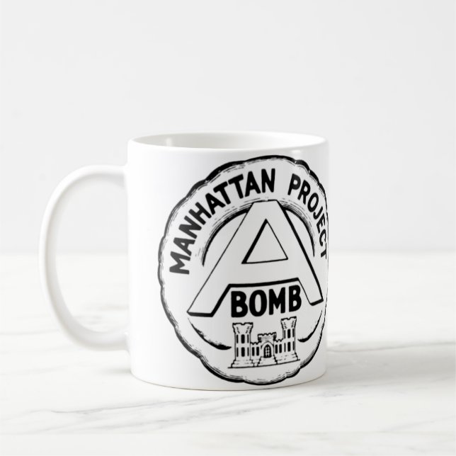 Manhattan Project Badge Kaffemugg (Vänster)
