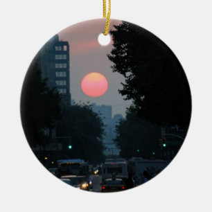Manhattanhenge: solnedgång med rosa orange sol julgransprydnad keramik