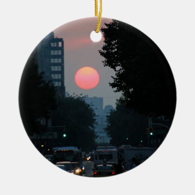 Manhattanhenge: solnedgång med rosa orange sol julgransprydnad keramik (Framsidan)
