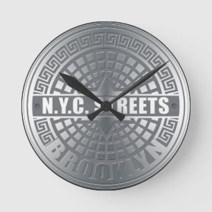 Manholen täcker Brooklyn Rund Klocka
