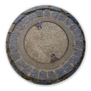 Manholen täcker och den keramiska knoppen för knopp
