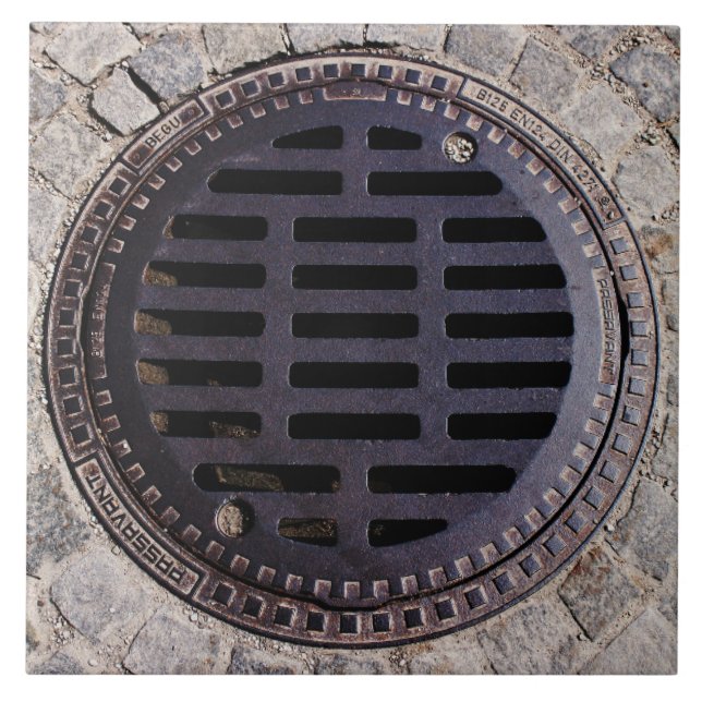 Manholen täcker, och den keramiska kullerstenvägen kakelplatta (Framsidan)