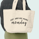Manic Momday | Busy Mamma Modern Mors dag Pun Jumbo Tygkasse<br><div class="desc">Snyggten "Bara ännu en manisk dag" anpassad design i modern typografi med en roligt på måndagen för sång Manic för upptagen mammor! Perfekten är unik och trendiget gåva till en ny mamma,  mors dag,  mamma födelsedag eller bara för att!</div>