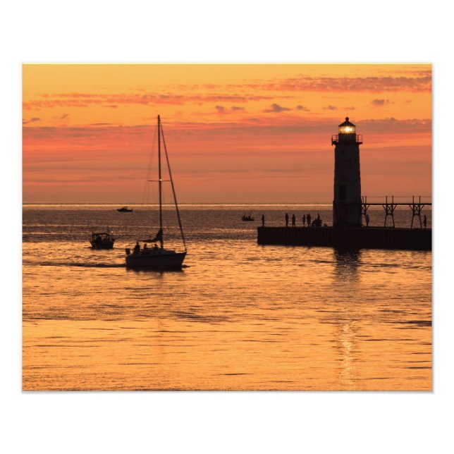 Manistee Lighthouse Sunset Sailboat Fototryck (Framsidan)