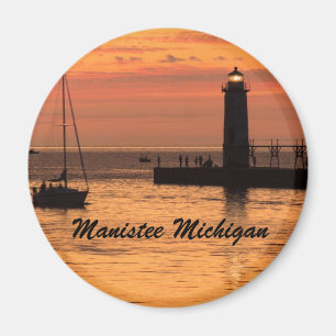 Manistee magnet för Michigan fyrsolnedgång