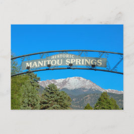 Manitou Springs Skylt som ramas in Pikes Peak, Col Vykort