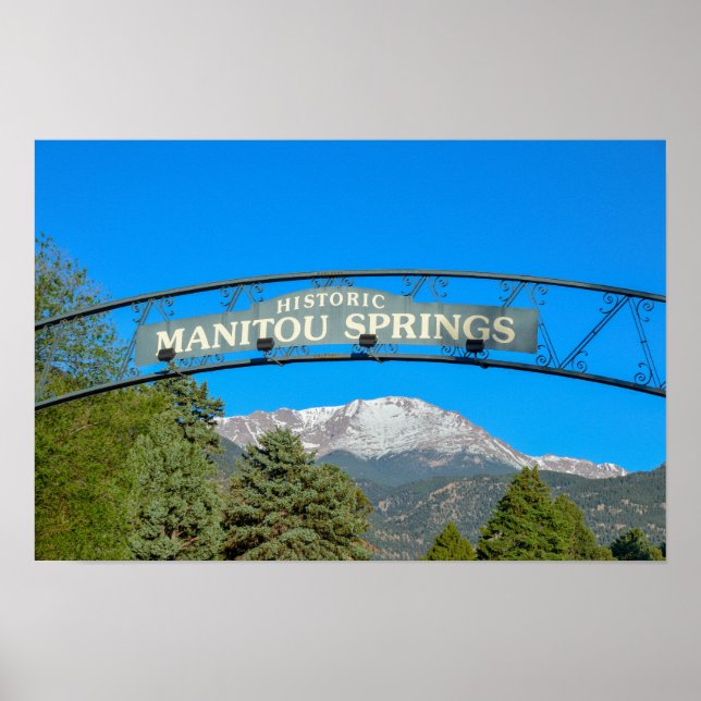 Manitou Springs skylten ramar in Pikes Peak, Color Poster (Framsidan)