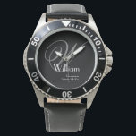 Manlig Svart Ansikte Grå Vit Monogram Bröllopsgäst Armbandsur<br><div class="desc">Ge dina bröllopsmarskalker en bit robust elegans med denna klassiska svartvisade klocka. Med ett djärvt grått monogram och en skarp vit font för namn och datum är denna klocka designad för den moderna mannen som uppskattar en maskulin, robust estetik. Det är en funktionell souvenir som hedrar er gemenskap. Uppdatera textfälten...</div>
