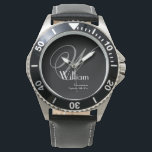 Manlig Svart Ansikte Grå Vit Monogram Bröllopsgäst Armbandsur<br><div class="desc">Ge dina bröllopsmarskalker en bit robust elegans med denna klassiska svartvisade klocka. Med ett djärvt grått monogram och en skarp vit font för namn och datum är denna klocka designad för den moderna mannen som uppskattar en maskulin, robust estetik. Det är en funktionell souvenir som hedrar er gemenskap. Uppdatera textfälten...</div>