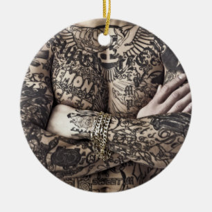 Manlign förkroppsligar tatueringen fotograferar julgransprydnad keramik