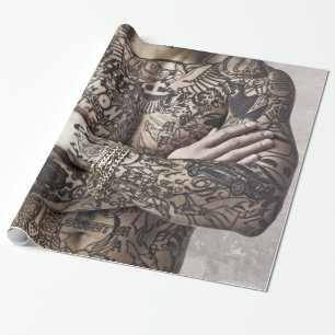 Manlign förkroppsligar tatueringen fotograferar presentpapper