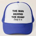 Mannen bakom klumpen | Lustigt hatt för pappa Truckerkeps<br><div class="desc">Mannen bakom klumpen | Lustigt hatt för pappa. Gravid humor för det förväntade far. Cute nyfödd bebis-meddelandet är för manar.</div>
