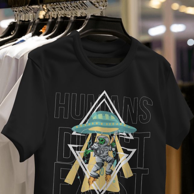 Människan finns inte Alien Funny Citat Graphic T Shirt (Skapare uppladdad)