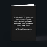 Människan formar sig själv. Det är hans vilja som  Kort<br><div class="desc">William Shakespeare Citat - Storhet Grattkort. Var inte rädd för storhet; vissa föds stora,  vissa uppnår storhet och vissa får storhet påtvingad.  Gör ett fint födelsedags-kort till son och dotter! Berömda korta citat presenter.</div>