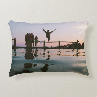 Människan hoppar mitt i luft på vatten kropp prydnadskudde