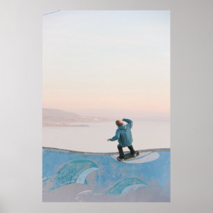 Människan i blå skateboarding på vägg på stranden poster