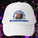 Människans Bachelor Party Photo Keps<br><div class="desc">Att fira ett Bachelor-parti. Designad för någon som har ett "Bachelor Party"! Manar med ditt foto,  namn och party. Bachelor Party-mössa. Lägg till namn i den person vars party det är,  och även deras foto. Bachelor Party baseball sockel.</div>