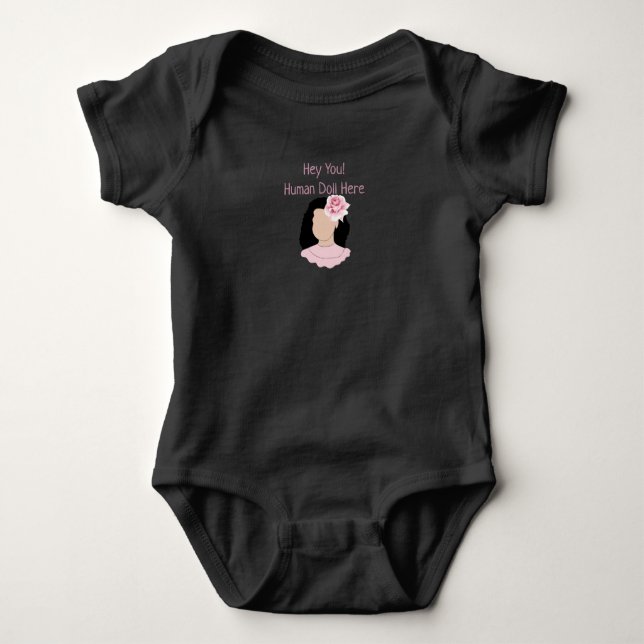 Människo docka här T-Shirt Baby Onesie (Framsida)