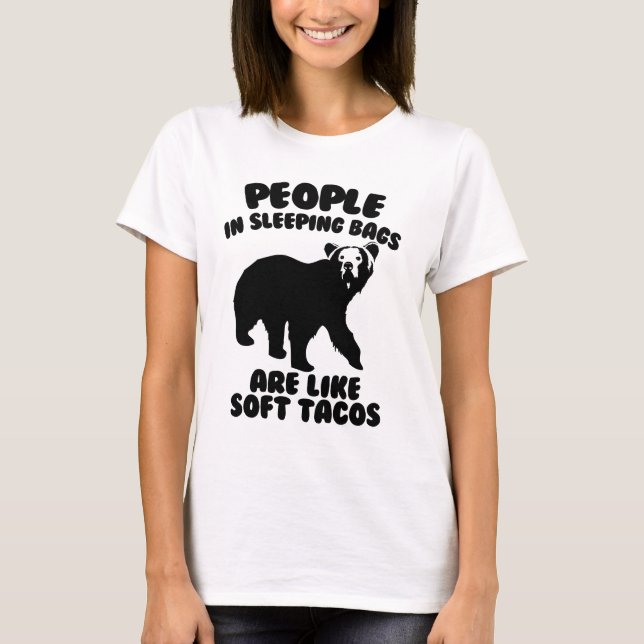 Människor i sovsäckar Camping Humor Tee (Framsida)