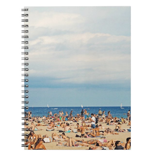 Människor på brunsandstrand anteckningsbok (Framsidan)