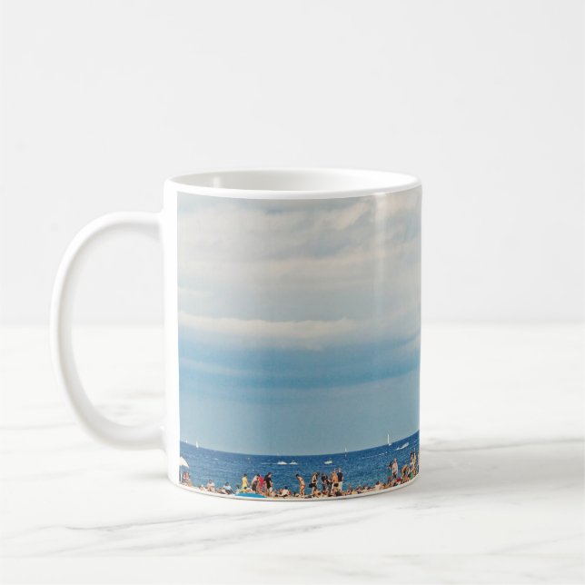 Människor på brunsandstrand kaffemugg (Vänster)