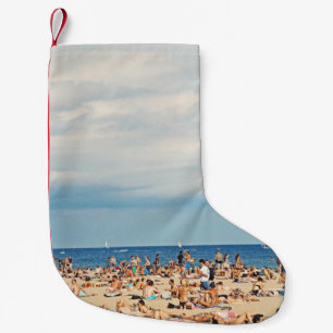 Människor på brunsandstrand liten julstrumpa