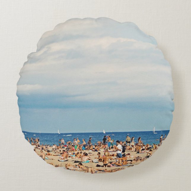 Människor på brunsandstrand rund kudde (Framsidan)