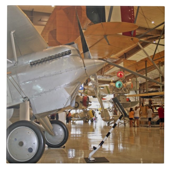 Människor på rundtur på National Museum of Naval A Kakelplatta (Framsidan)