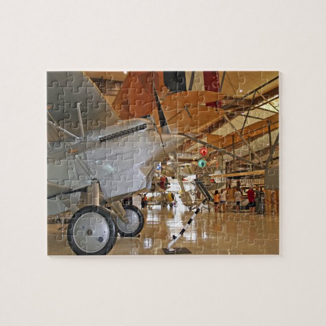 Människor på rundtur på National Museum of Naval A Pussel (Horisontell)