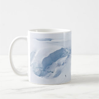 MÄNNISKOR PÅ SNÖ TÄCKTE MARKEN UNDER DAGEN KAFFEMUGG