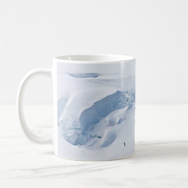 MÄNNISKOR PÅ SNÖ TÄCKTE MARKEN UNDER DAGEN KAFFEMUGG (Vänster)