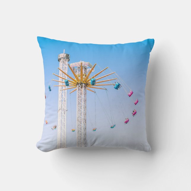 Människor som åker swing amusement åker med vinkla kudde (Framsida)