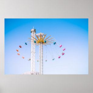 Människor som åker swing amusement åker med vinkla poster